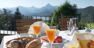 Genießen Sie das ausgiebige Frühstück mit Bergblick auf die Allgäuer Alpen.
