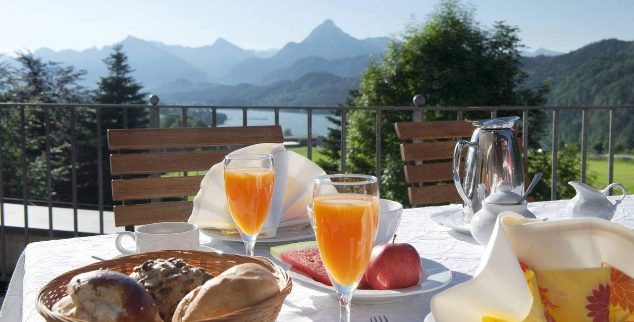 Genießen Sie das ausgiebige Frühstück mit Bergblick auf die Allgäuer Alpen.