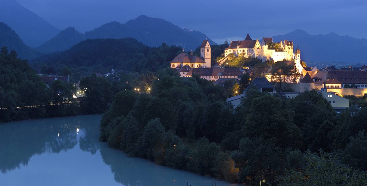 Machen Sie einen Nachtspaziergang entlang des Lechs und durch die Altstadt von Füssen und erleben Sie diese bei Mondschein.