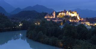 Machen Sie einen Nachtspaziergang entlang des Lechs und durch die Altstadt von Füssen und erleben Sie diese bei Mondschein.