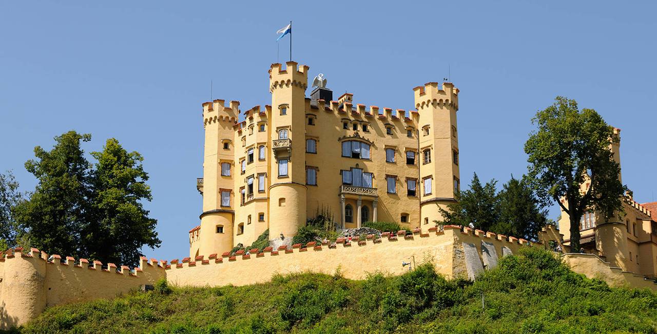 Blick auf Schloss Hohenschwangau bei strahlend blauem Himmel