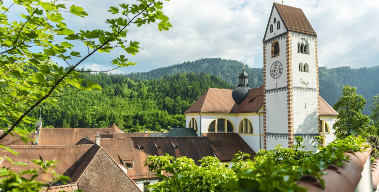 Blick auf den Kirchturm der Kirche St. Mang in Füssen