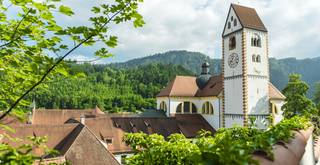 Blick auf den Kirchturm der Kirche St. Mang in Füssen