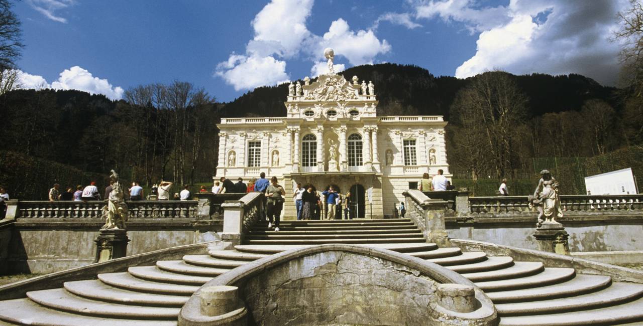 Schloss Linderhof von König Ludwig II in den Ammergauer Alpen
