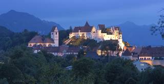 Bewundern Sie das Hohe Schloss von Füssen bei romantischer Abenddämmerung.