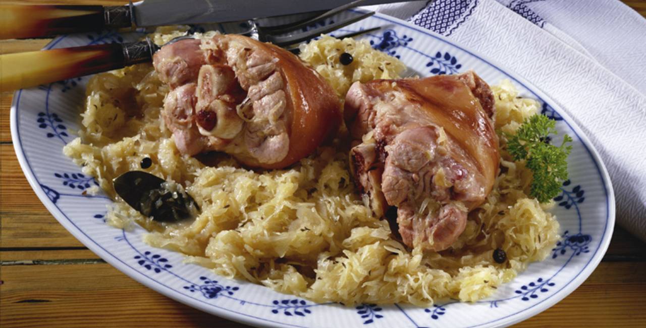 Probieren Sie die regionalen Speisen aus Bayern und essen Sie einen Schweinshaxen in den gemütlichen Gaststätten von Füssen.