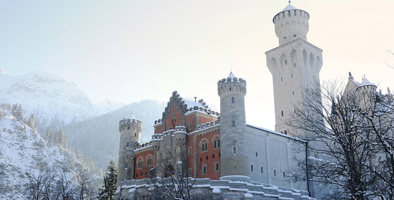 Blick auf das Schloss Neuschwanstein inmitten der winterlichen Landschaft.