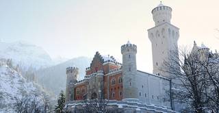 Blick auf das Schloss Neuschwanstein inmitten der winterlichen Landschaft.
