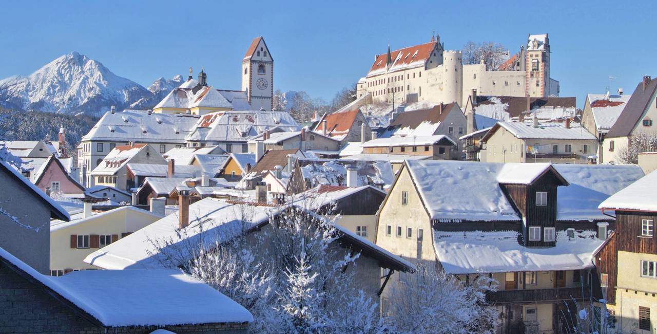 Verschneite Dächer der romantischen Füssener Altstadt.