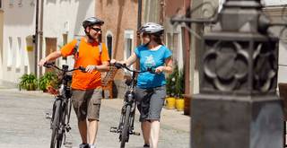 Mit dem E-Bike in der Altstadt von Füssen