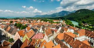 Blick über die Dächer der historischen Füssener Altstadt
