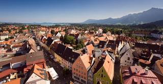 Blick auf die Gassen der historischen Füssener Altstadt von oben