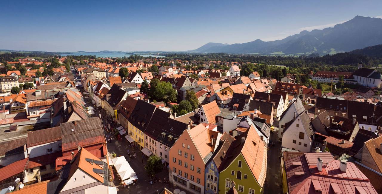 Blick auf die Gassen der historischen Füssener Altstadt von oben