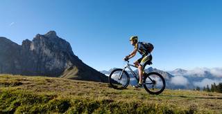 Mountainbike-Tour auf dem Breitenberg bei strahlend blauem Himmel