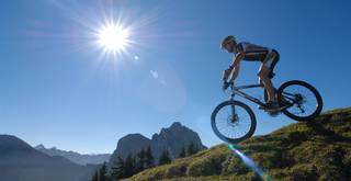 Mountainbike-Tour am Breitenberg bei strahlend blauem Himmel