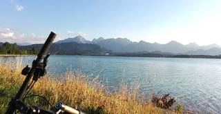 Radeln am Forggensee mit Blick auf die Allgäuer Alpen