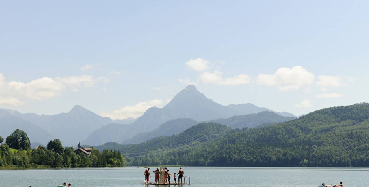 Baden am Weißensee bei Füssen mit Schwimmfloß mitten im See