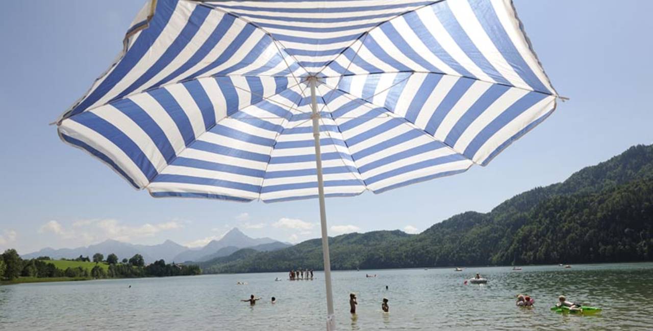 Badespaß und Sonnenschein am Weißensee in Füssen im Allgäu