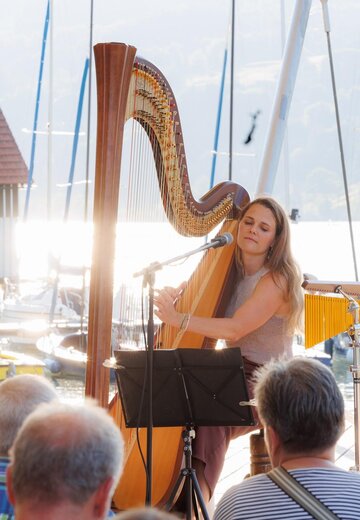 Veranstaltungsbild: Open-Air-Konzert - Harfe, Loopstation & Gesang