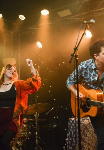 Veranstaltungsbild: Konzertveranstaltung mit Flora Falls und Grizzly Bird